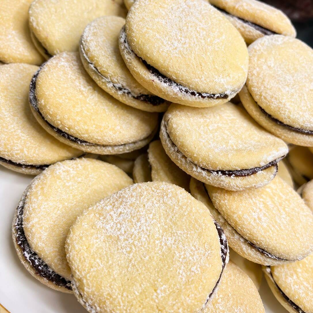 Casadinho- Delicados biscoitos amanteigados que derretem na boca, recheados com sabores clássicos e especiais.