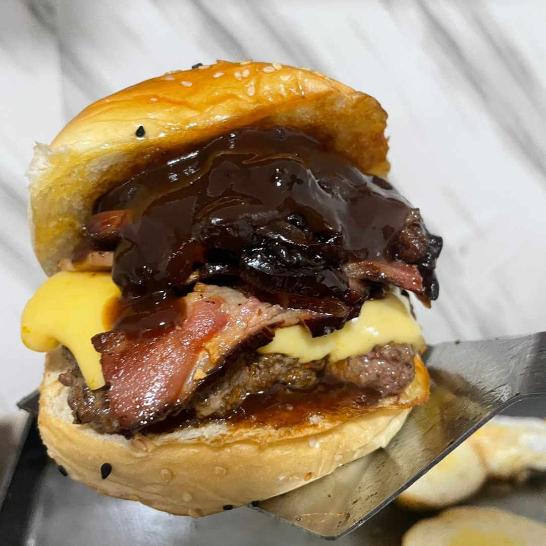 Pão de leite, carne 120g, bacon, queijo prato, cebola caramelizada e molho barbecue