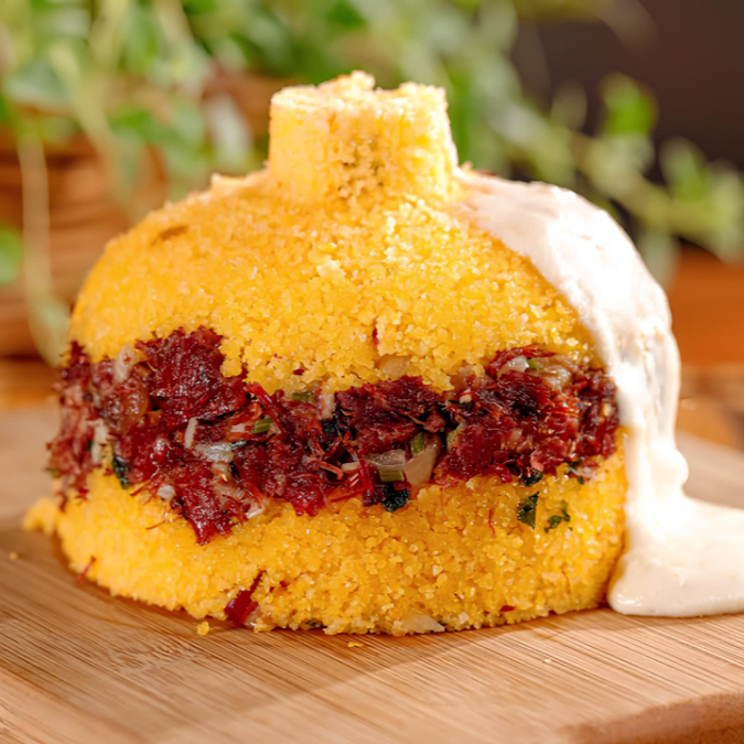 Cuscuz feito na hora, super recheado com carne seca desfiada, calabresa refogada com cebola, vinagrete fresco e finalizado na manteiga. Acompanha coca- cola gelada 350ml. Refeição completa e bem servida. foto ilustrativa. -----tags----- Cuscuz recheado, tapioca, cuscuz nordestino, 099, 0800, frete gratis.