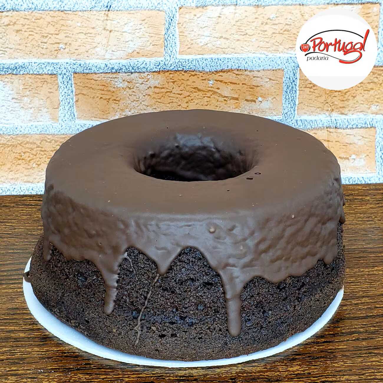 **Bolo Caseiro de Pão de Mel com Casquinha de Chocolate – Unidade**
O sabor irresistível do pão de mel em um bolo caseiro fofinho e cheio de personalidade! Preparado com ingredientes selecionados e especiarias que proporcionam um aroma marcante, nosso bolo possui massa macia e úmida, com o autêntico sabor de pão de mel. Para finalizar, recebe uma deliciosa casquinha de chocolate que traz o equilíbrio perfeito entre crocância e cremosidade a cada mordida. Ideal para acompanhar um café, chá ou saborear como sobremesa. **Uma receita caseira que conquista pelo sabor, pela qualidade e pela combinação irresistível de chocolate e especiarias. Peça agora e experimente!**