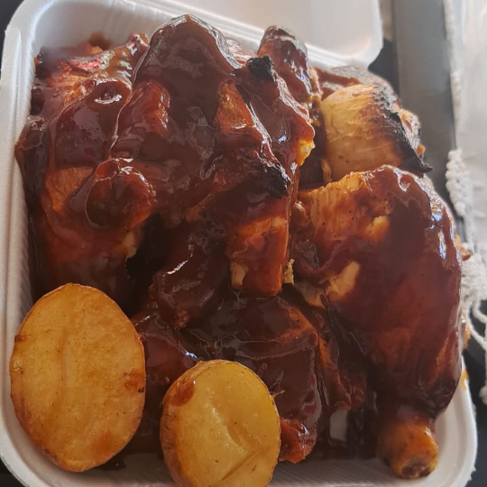 Pollo Bañado en Salsa BBQ