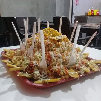 Salchipapa + Perro Gratinado