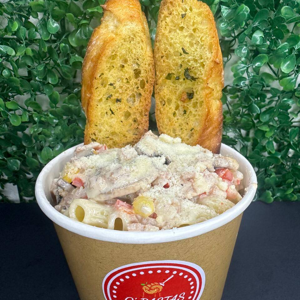 Bowl de Macarroni a la Huancaína y 3 Panes al Ajo