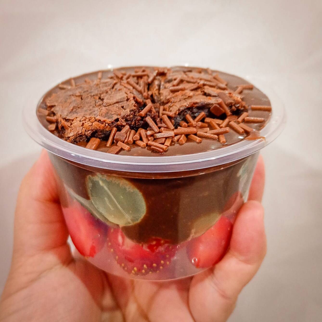 uva verde, morangos, brigadeiro cremoso 50%, pedaços de brownie e granulado de chocolate.