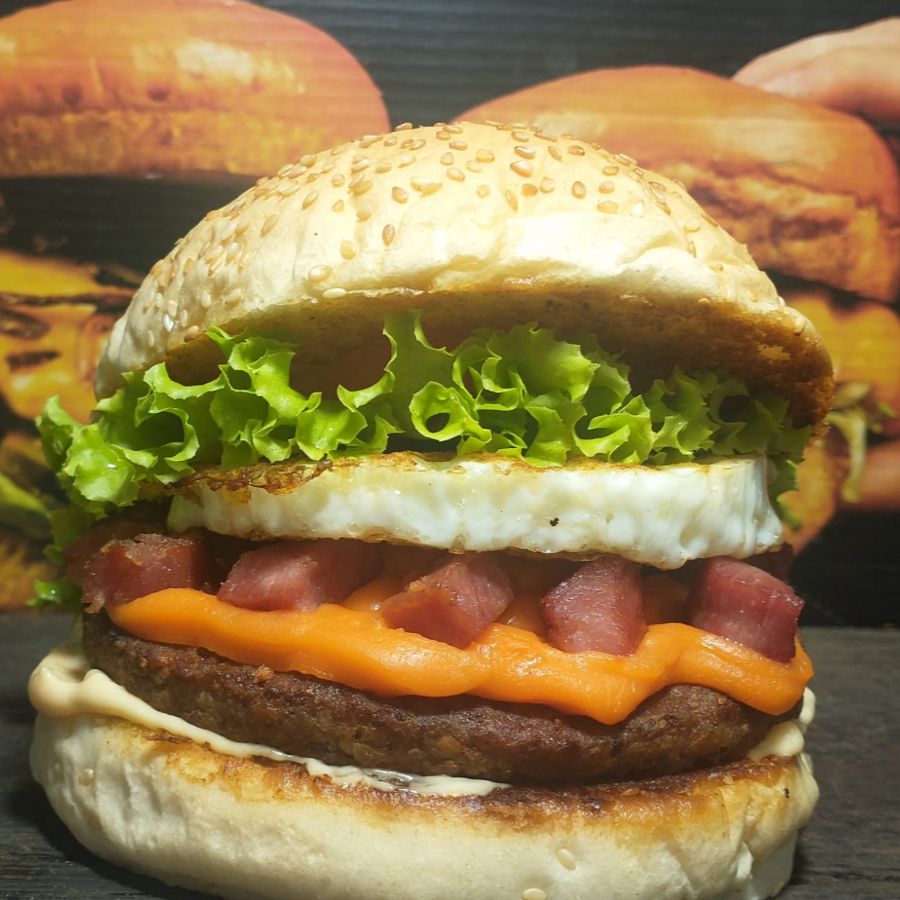 PAO CARNE CHEDDAR OVO BACON ALFACE E TOMATE E MOLHO DEFUMADO