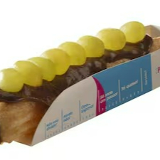 Churros formato tradicional, 15cm aproximadamente. Crocante, frito na hora com recheio a sua escolha, acompanha frutas