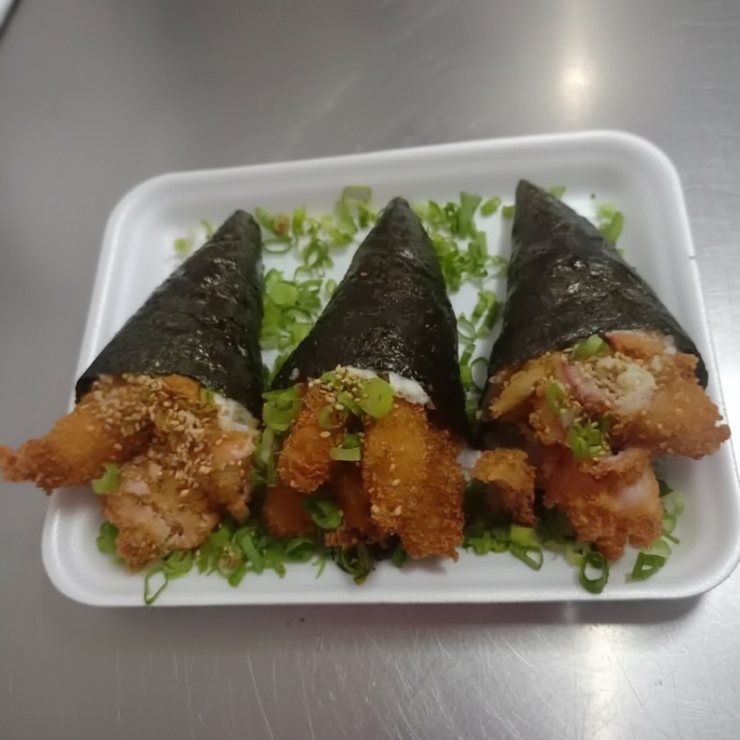 (Cones de nori com arroz, salmão, camarão e kani empanados, creme chease, cebolinho e gergelim)