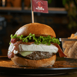 Burger Artesanal Queso Philadelphia + Papas