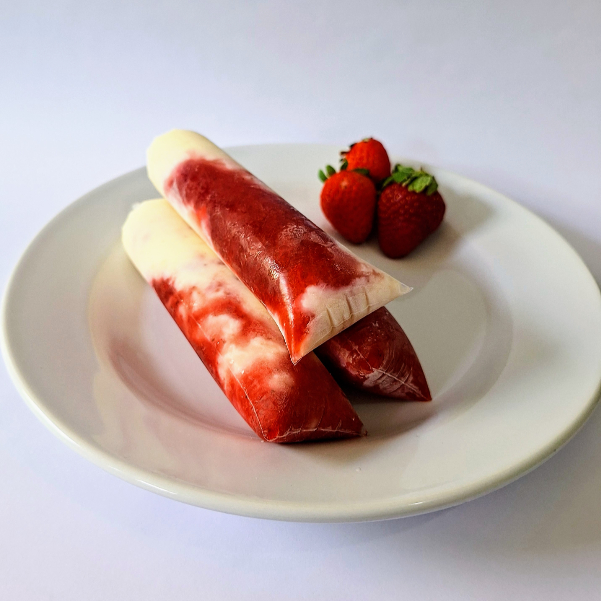 Geladinho gourmet de leite ninho com geleia artesanal de morango. Aprox. 120g. 1 unidade, imagem ilustrativa.