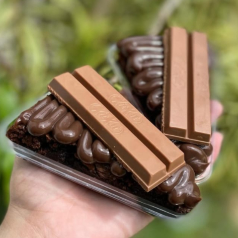Uma deliciosa fatia de brownie com cobertura cremosa de chocolate 50% cacau, finalizado com o maravilhoso bombom Kit Kat.