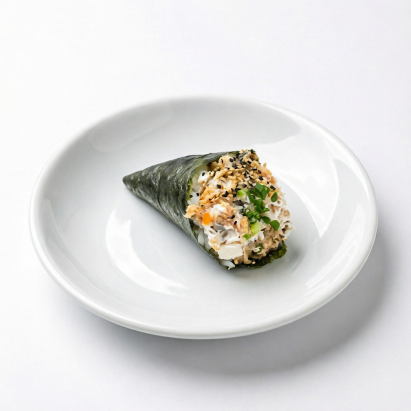 (Cone de nori com arroz, skin frito com creme chease, cebolinho e gergelim)
