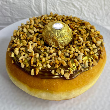 Donuts Coberto Com Brigadeiro 50% Cacau, Finalizado Com Amendoim e Bombom Ferrero Rocher.