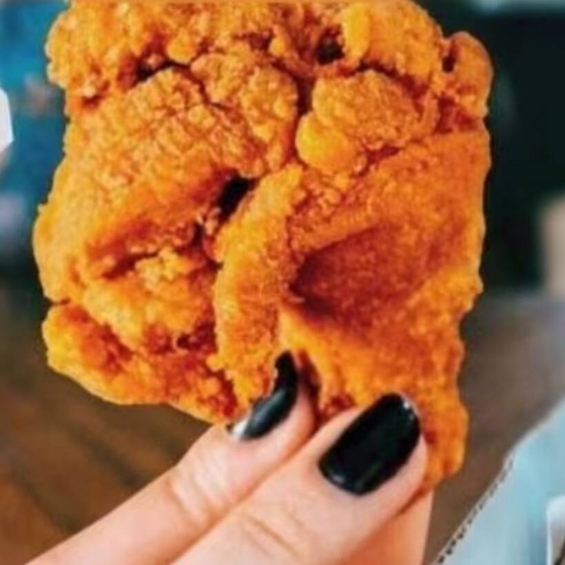 "500g* de coxa e sobrecoxa desossado + 400g* batatas rústicas + 2 molhos à sua escolha.(""In Natura"", pesagem antes da fritura). Serve de 1 a 2 pessoas."