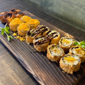 Um combinado crocante com os hot’s da casa: hot roll de chutney de manga, hot de alho-poró com teriaki, hot avocado com tortillas e harumaki hot de eryngui com palmito.