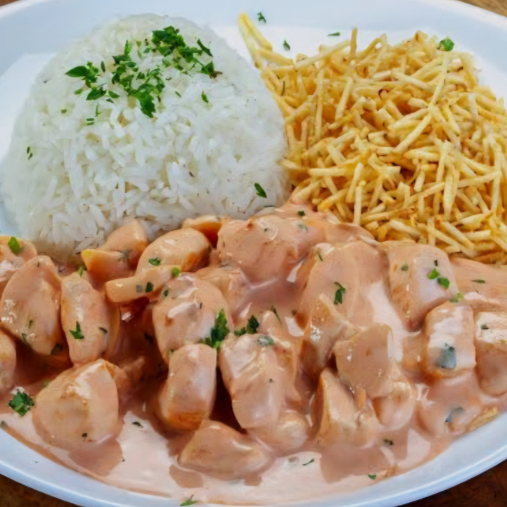 Deliciosos cubos de frango puxados no creme de leite fresco ,acompanhado de arroz e batata palha