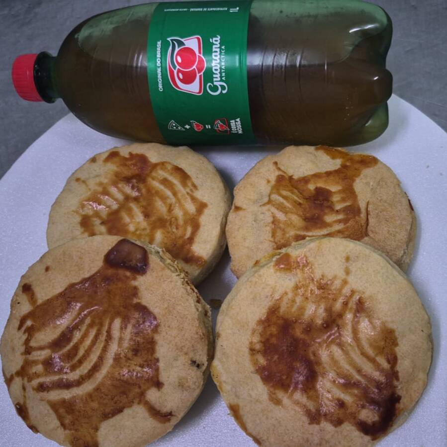 4 tortas artesanais, recheadas com frango e catupiry +1 refrigerante Guaraná Antártica 1L