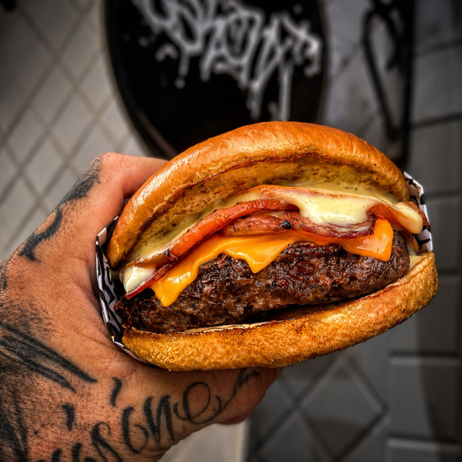 Clássico Cheese Bacon Combo
Pão brioche macio, burger artesanal de 150g, queijo cheddar cremoso, bacon crocante e nossa exclusiva maionese D’Bronx. Acompanhado de fritas douradas e uma coquinha 200ml