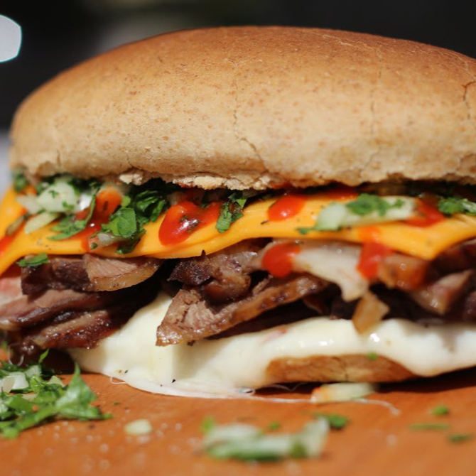 Pão Francês , Carne ou Frango, Vinagrete e Queijo