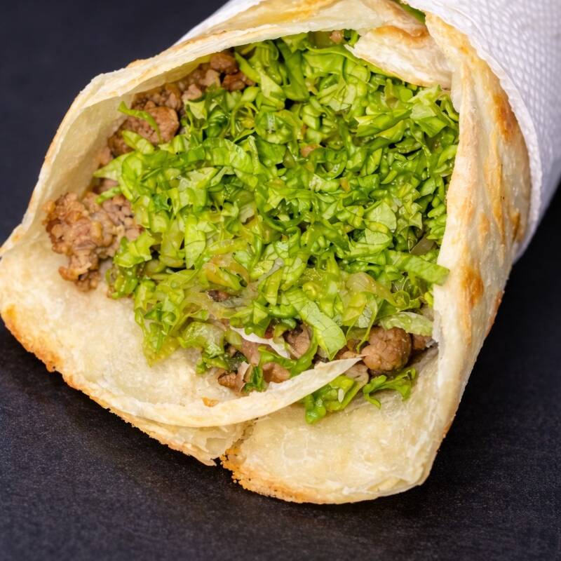 Carne de porco desfiada, sour cream, alface, abacaxi em tiras e pimenta da casa