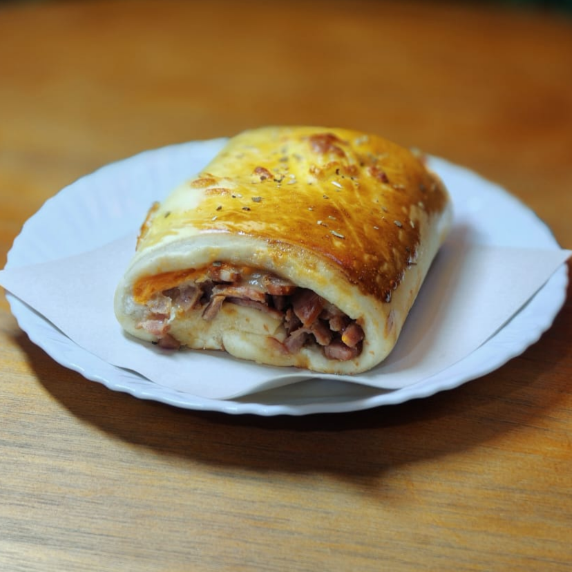 🌭 Joelho de Calabresa com Cheddar
Massa macia e douradinha, recheada com calabresa, muçarela derretida e cheddar cremoso. Bem recheado, saboroso e perfeito para matar a fome!