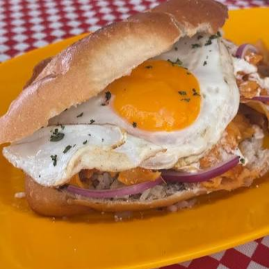 Torta Chilaquiles Rojos con Huevo Estrellado