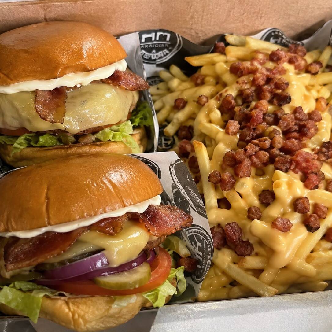 Nesse combo acompanha, 2 smash salada + 400g de fritas com cheddar e bacon em cubos.