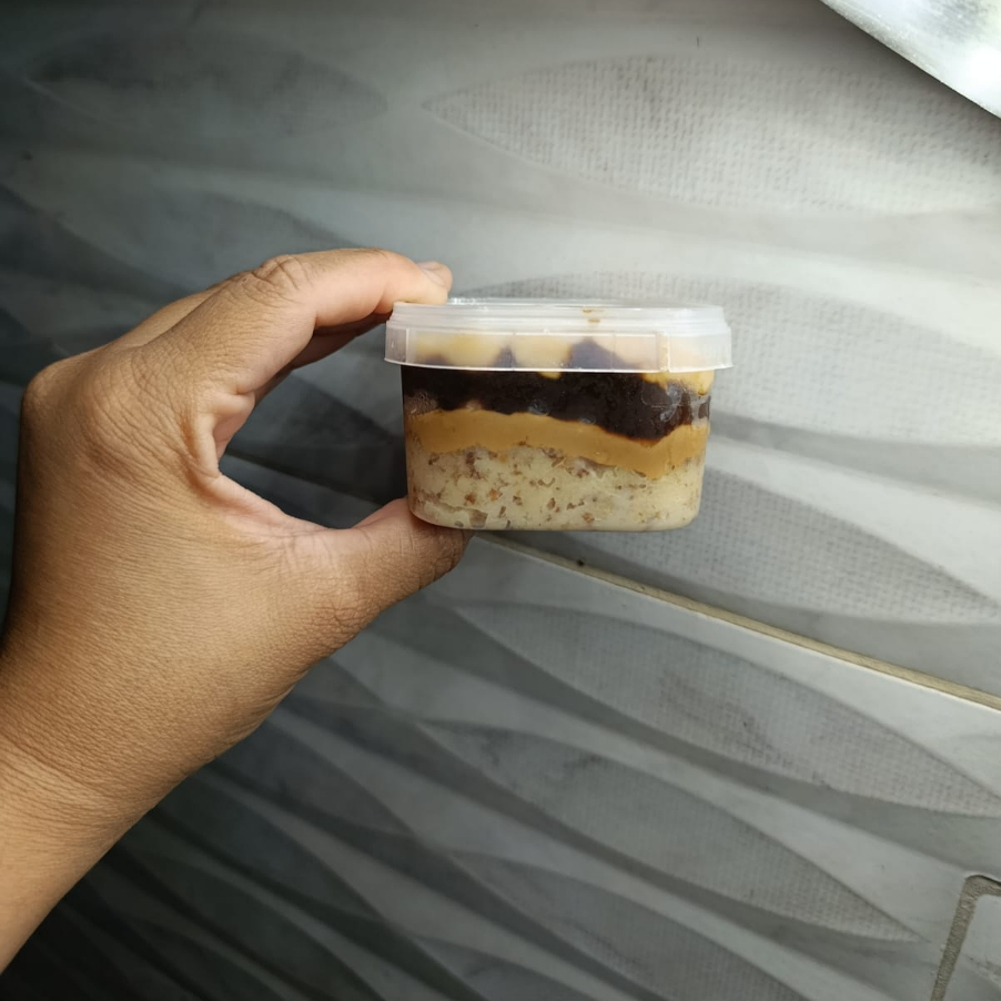Irresistível bolo de pote, com sabor de infância, camada bolo, camada doce de leite artesanal e uma deliciosa geleia caseiro de ameixa, é bom demais, peso médio 200 gramas.