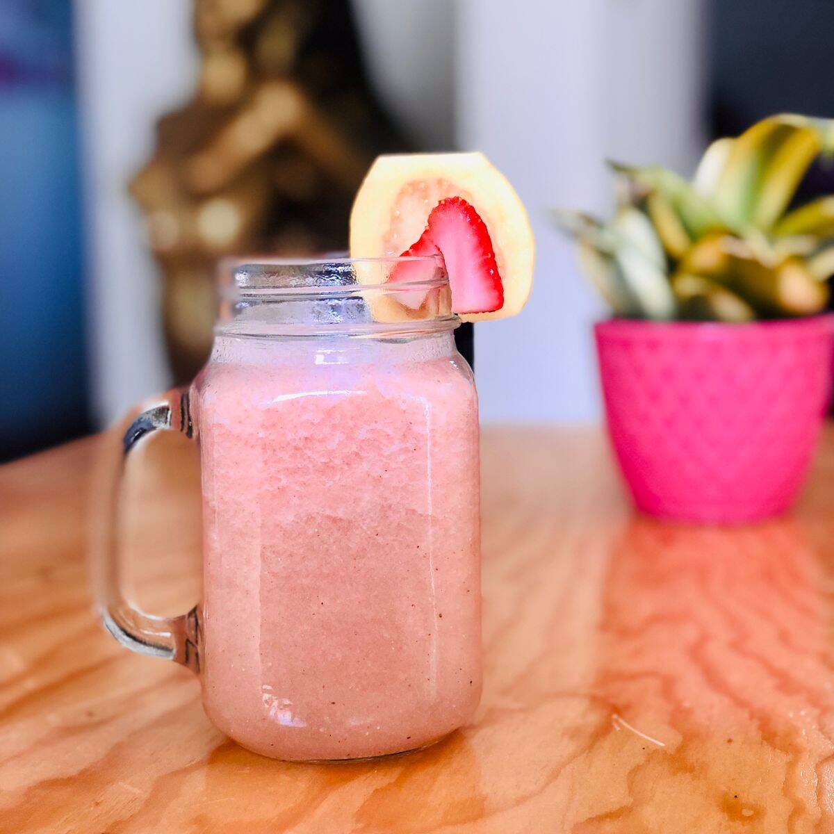 Agua de Fresa con Guayaba