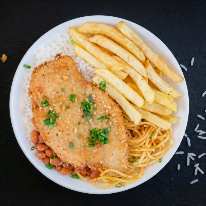 Filé de frango, massa crocante, arroz branco, feijão de caldo e batatas fritas.