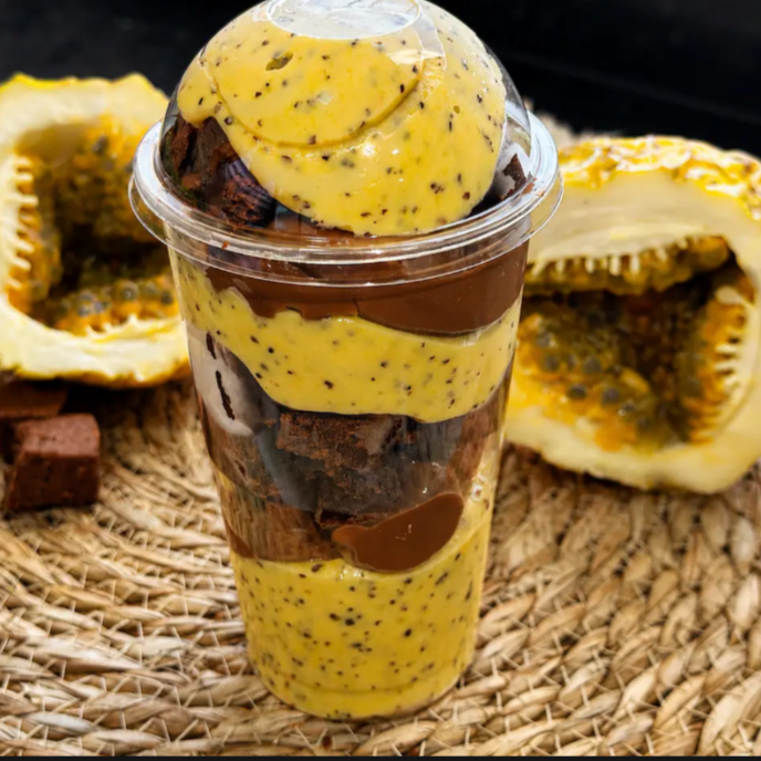 Um delicioso copo da felicidade recheado com chocolate, maracujá e brownie!