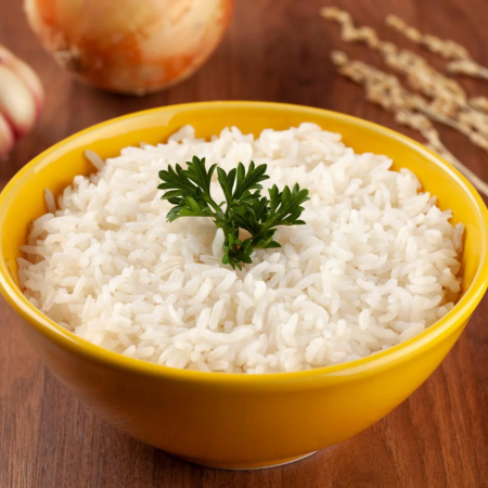Uma porção de arroz branco, soltinho e delicioso, perfeito para acompanhar sua refeição.