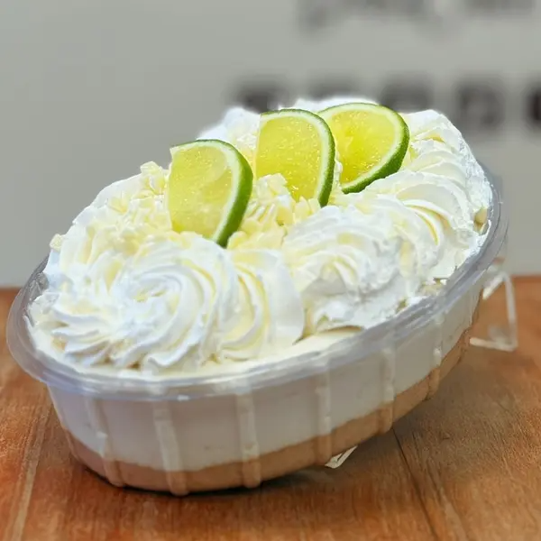 Creme de Ninho, Farofa de Biscoito, Mousse de Limão, Chantininho e Granulé de Chocolate Branco.  Serve até 3 pessoas