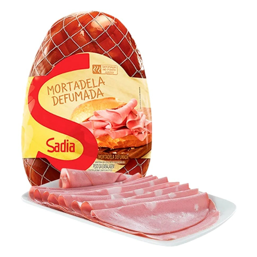 Mortadela Defumada Sadia fatiada.