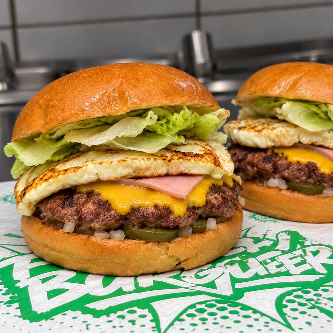 Você vai adorar essa mistura louca de sabores !
Pão Brioche , carne Artesanal 60g , queijo prato, presunto , ovo ,tomate , alface , picles , cebola picadinha e nossa deliciosa maionese caseira .