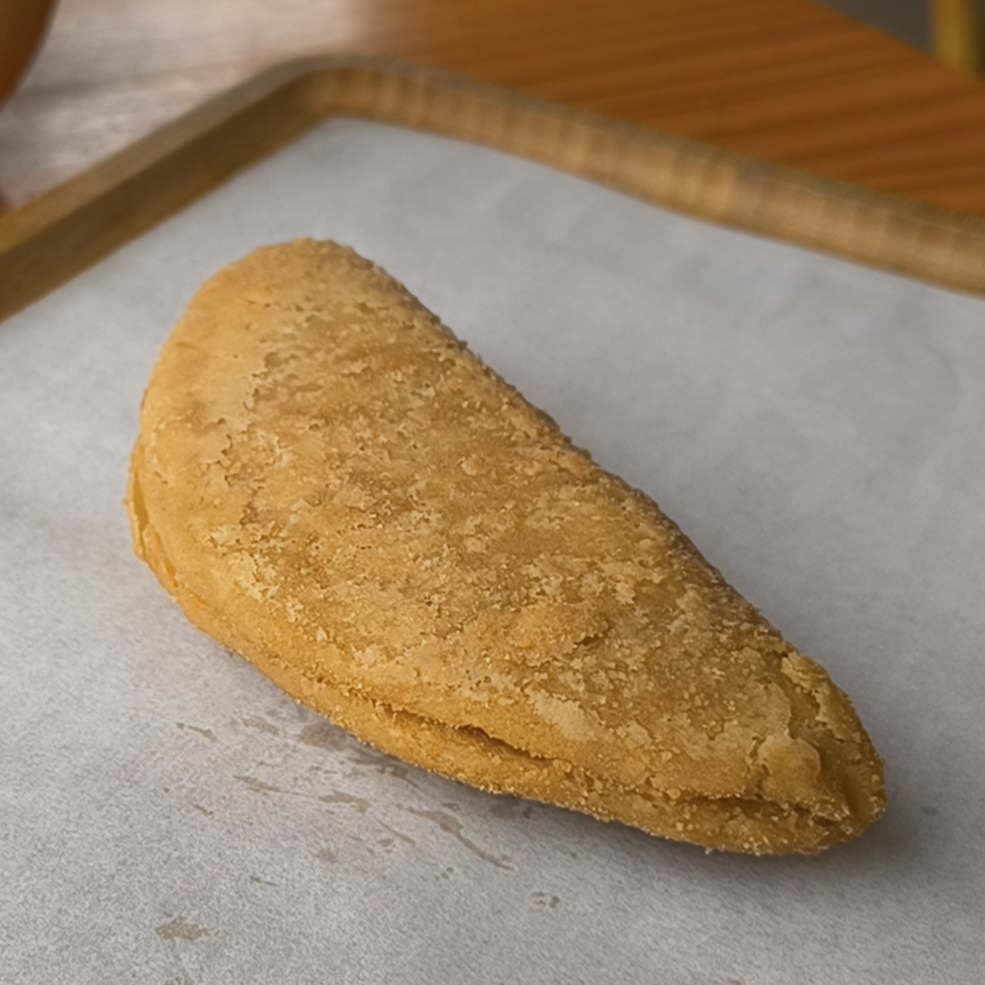 Crocante por fora e irresistivelmente macio por dentro. Nosso risoles leva uma massa leve e dourada, recheada com carne moída vegetal, feita a partir de um mix especial de proteínas de soja, ervilha e grão-de-bico. Bem temperado, suculento e cheio de sabor, entrega a experiência clássica do risoles — em uma versão 100% vegetal, saborosa e cheia de personalidade. 🌱