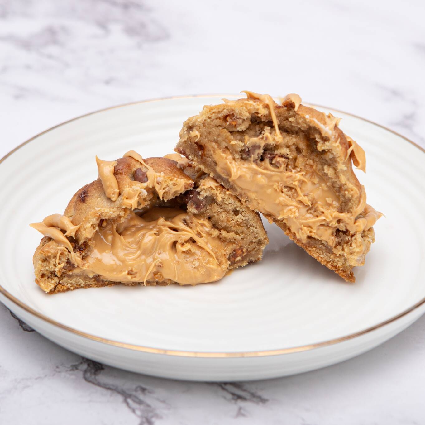 Massa saborizada com paçoca e crocante de amendoim, bastante chocolate ao leite. Recheado com creme de paçoca.