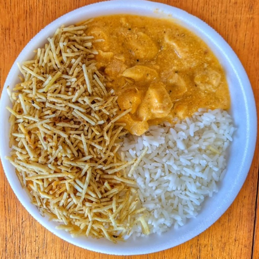 Strogonoff de frango cremoso, servido com arroz e batata palha crocante.