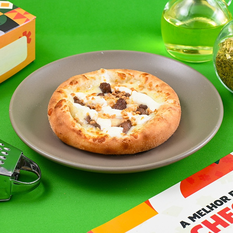 Filé mignon suculento, temperado com perfeição, combinado com requeijão cremoso e finalizado com alho frito crocante. Uma combinação premium de sabores e texturas, envolta em uma massa macia e dourada. A escolha ideal para quem quer saborear algo sofisticado e delicioso. Peça agora e se encante com essa explosão de sabor!