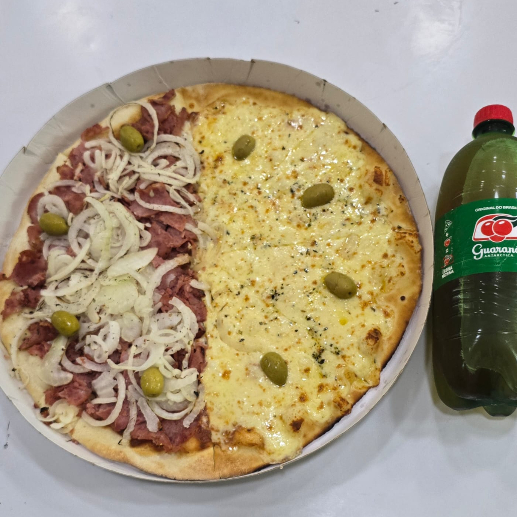 Pizza 1/2 calabresa acebolada 1/2 mussarela + 1 Guaraná Antártica 1 litro