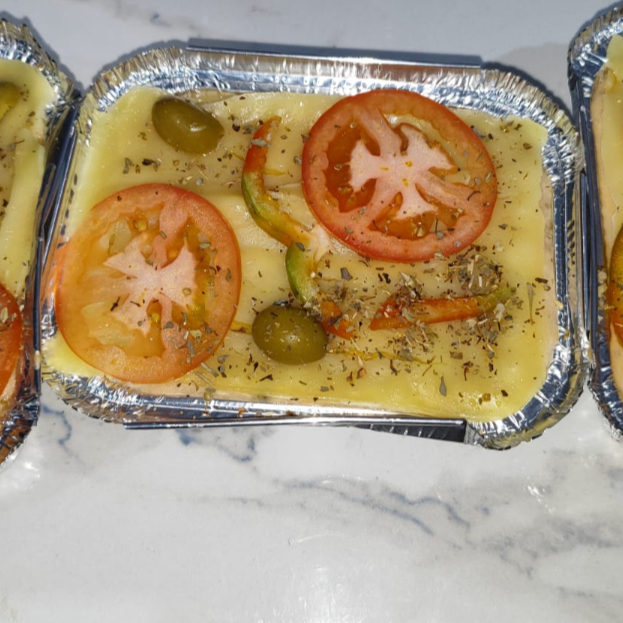 Frango cremoso, molho branco, verduras, molho de tomate, milho e ervilha,azeitona, batata palha