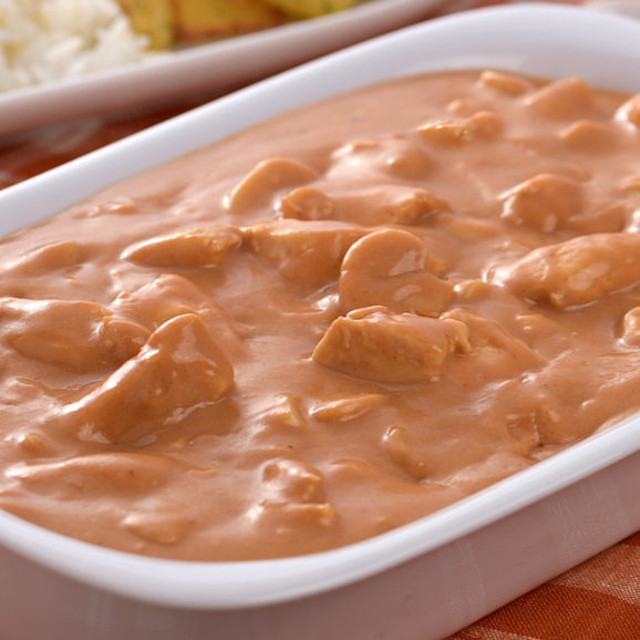 Experimente o nosso Strogonoff de Frango da categoria Rotisserie. Este prato de 350 gramas é meticulosamente preparado, oferecendo uma explosão de sabores. O frango, cozido à perfeição, se funde com um molho cremoso e rico, criando uma experiência culinária inesquecível. Atenção: este prato é servido sem acompanhamentos, permitindo que você escolha seu próprio complemento para personalizar ainda m