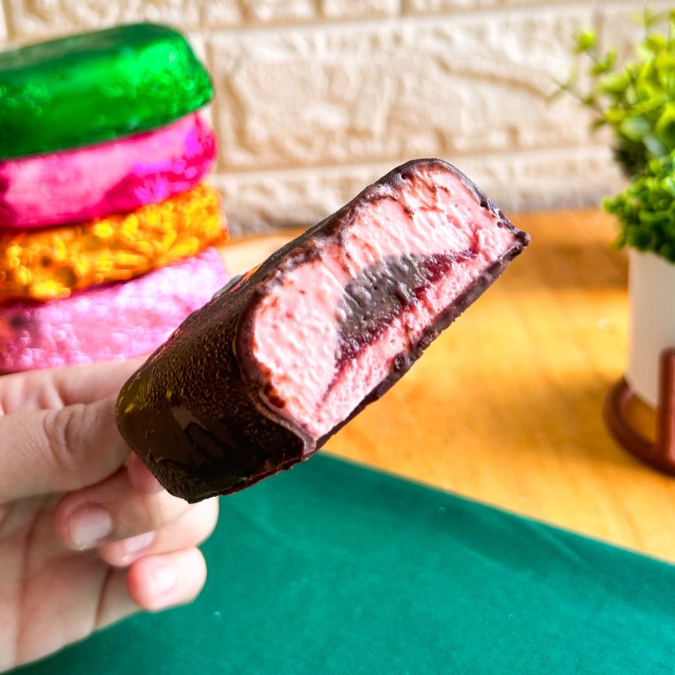 Base refrescante de morango, recheada com brigadeiro cremoso e geleia de morango, banhado em chocolate meio amargo. Doce, equilibrado e apaixonante.