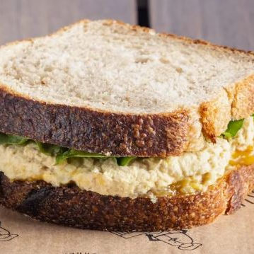 Pasta de frango ao curry, rúcula e mango chutney no pão de forma integral de fermentação natural