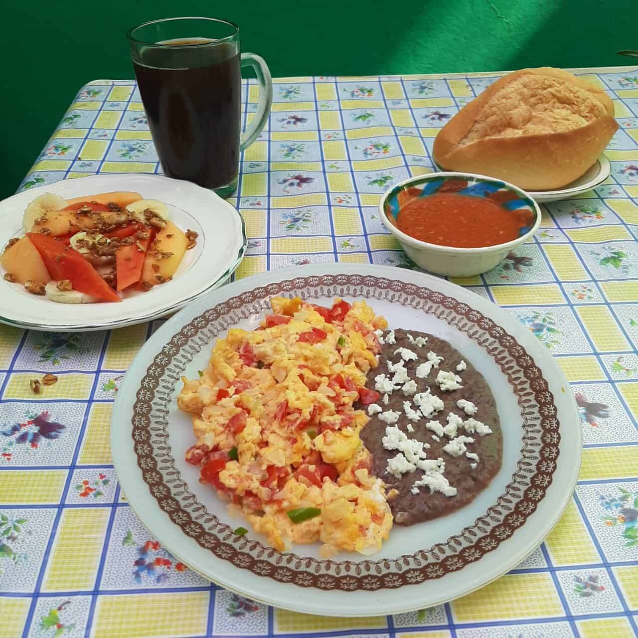 DESAYUNO CONTINENTAL (con fruta y café)