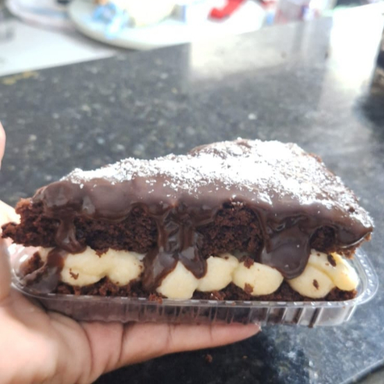 Massa de chocolate, recheio de beijinho e coberto com ganache de chocolate