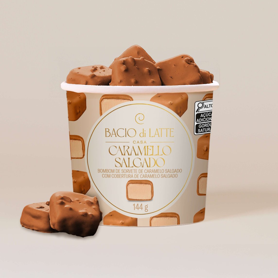 Bombom di gelato de caramello salgado com cobertura de caramelo salgado.