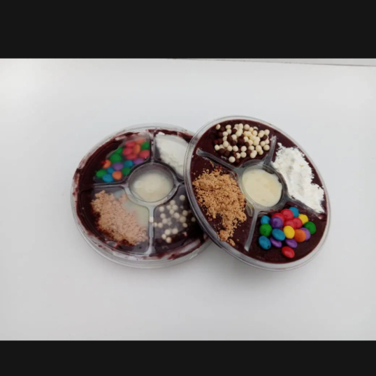 Açaí cremoso em versão pequena, montado na sorte com adicionais variados. Uma opção divertida, prática e cheia de sabor pra quem gosta de surpresa em cada colherada.