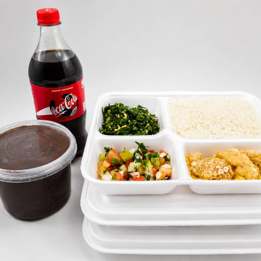 Deliciosa Feijoada preparada com carnes magras, carne seca, lombinho fresco, costelinha suína, linguiça calabresa e linguiça paio. servida com ingredientes separados. Acompanha : Arroz branco, couve refogada na manteiga e alho , farofa a moda da casa, torresmo crocante e um delicioso vinagrete. 1 Pote 1 litro de Feijoada 3 bandejas de acompanhamento com arroz. (Serve 3 pessoas)