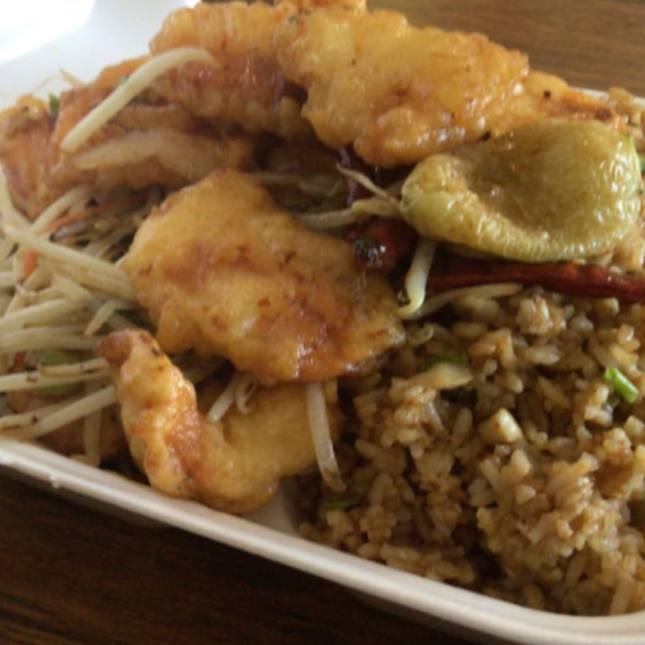 Calamar Enchilado Arroz con Pollo y Uno Chun Kun
