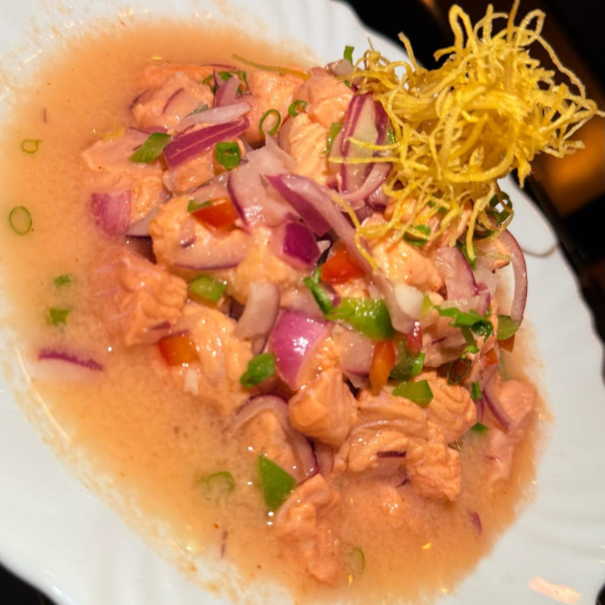 Combinação perfeita de salmão e tilápia fresquinhos, marinados no suco de limão, com cebola roxa e pimenta, trazendo um equilíbrio refrescante e saboroso que agrada a todos os paladares.